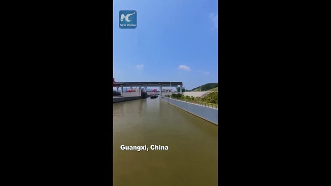 Cina, navi da 5.000 tonnellate attraversano una chiusa del Canale Pinglu