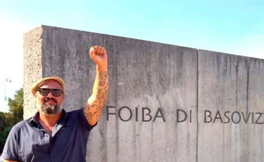 Oltraggio rosso alla Foiba: ecco chi è l'uomo col pugno chiuso