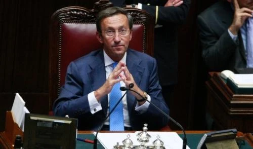 Pur di raggranellare due voti dice di essere pronto a lavorare anche di notte
