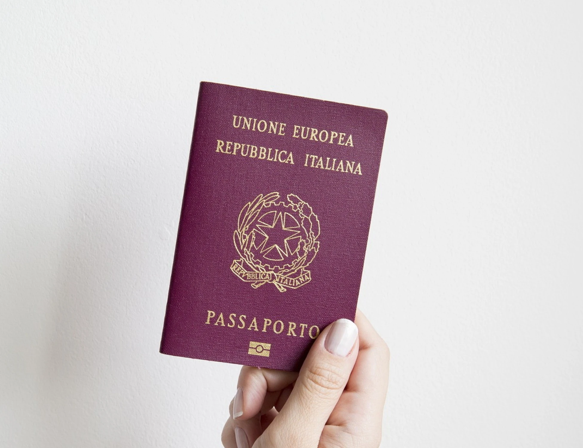 Passaporti, hacker rubano migliaia di documenti negli alberghi: in vendita online