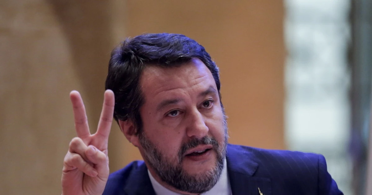 Benzina, Matteo Salvini: "Se arriva a due euro tagliamo le accise"