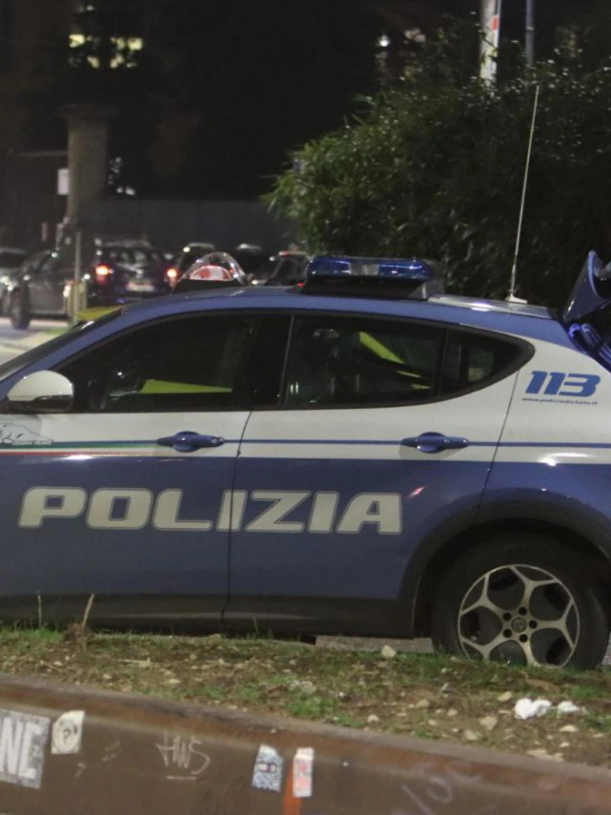 Bologna, straniero si scaglia contro la polizia: aveva droga e due coltelli