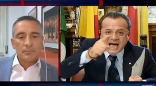 Cateno De Luca a Non è l'arena, urla e travolge il sindacalista Fucile: "Dovete vergognarvi, queste sono porcherie"