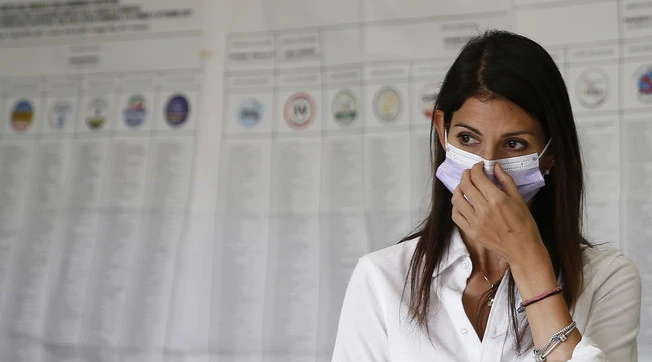 Virginia Raggi, "c'è poco tempo". Cos'ha provato a fare il fedelissimo a poche ore dal voto per farla rieleggere