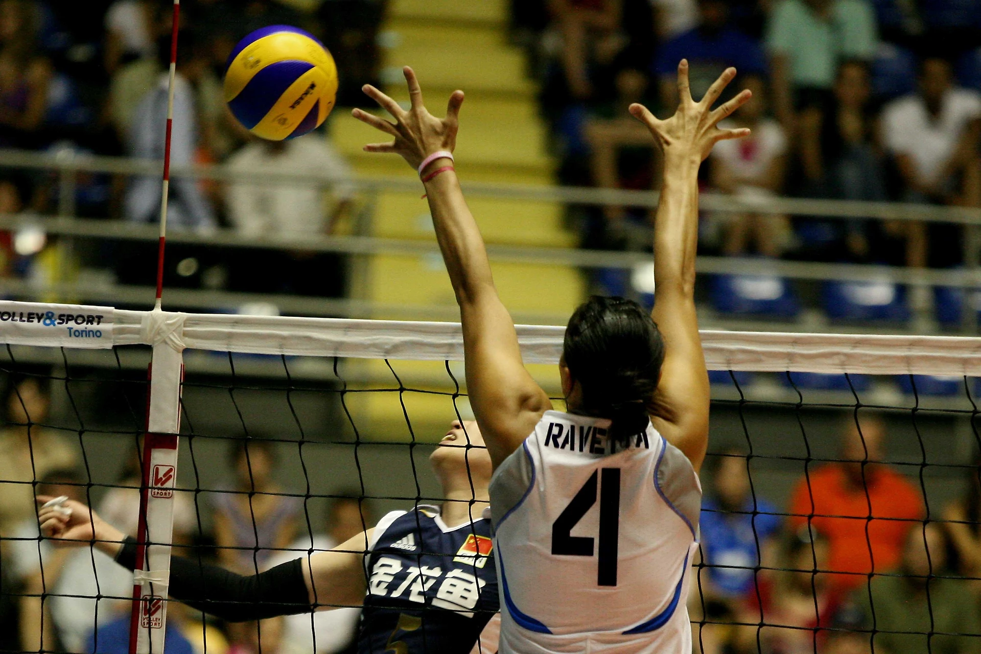 Pallavolo, la clamorosa doppietta: l'Italia schiaccia tutti