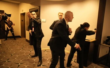 Gli spari, tutti a terra, il secret service: attentato a Trump, cos'è successo minuto per minuto