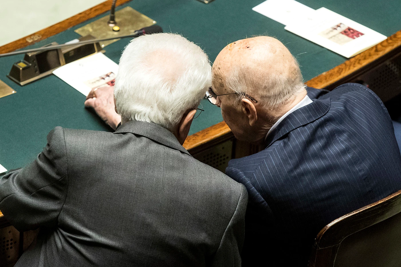 Sergio Mattarella, scenario inquietante: "Crisi senza voto", la drammatica carta Napolitano