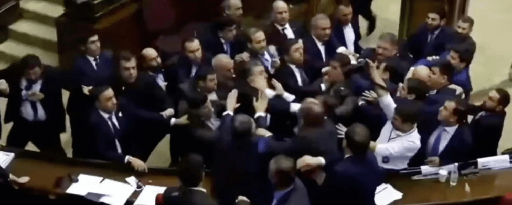 Botte, calci e pugni in Parlamento: le parole choc del premier-Video