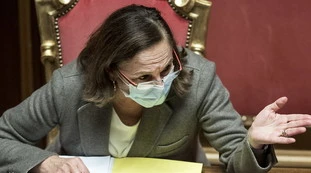 Immigrazione, Luciana Lamorgese ammette: "Aumentano gli sbarchi. Colpa del coronavirus"