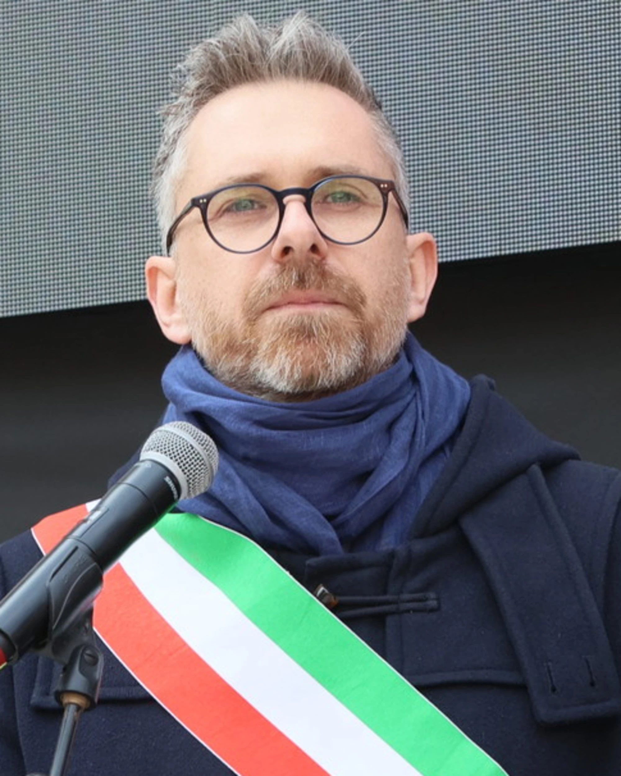 Manifestazione a Bologna, la sceneggiata Pd: sirene e bombe