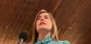 Maria Elena Boschi, il video in stile "Duce" al Consiglio d'Europa: e si presenza conciata così