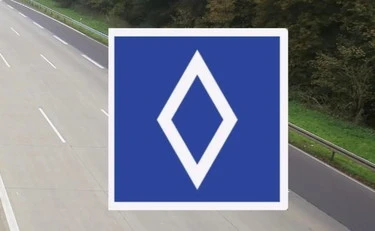 Il nuovo segnale stradale: cosa indica il rombo bianco