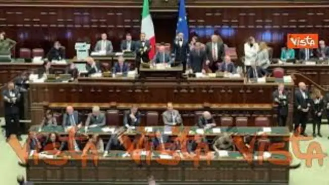 Leggi l'articolo: "Disastro Meloni", i cartelli del Pd in Aula dopo l'approvazione della manovra alla Camera