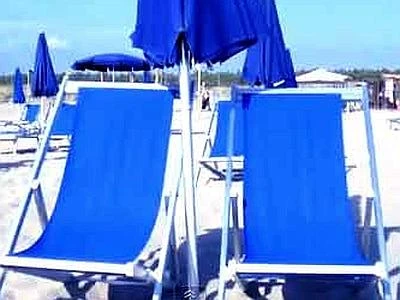 Ombrelloni chiusi e spiagge vuote a Rimini, gli esercenti si affidano agli "zar"