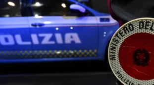 Roma, auto fugge all'alt e si va a scontrare con le volanti della Polizia: 2 feriti gravi