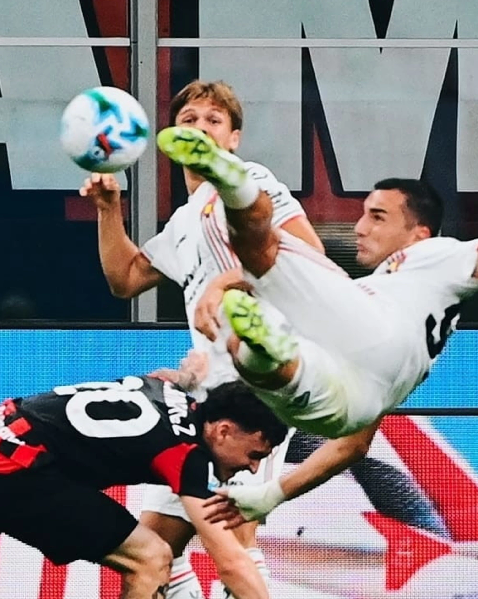 Milan, è subito incubo: la Cremonese vince a San Siro. la Roma batte il Bologna 1-0