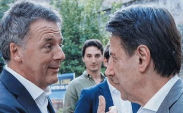 Conte e Renzi, l'incontro ravvicinato e un gesto clamoroso