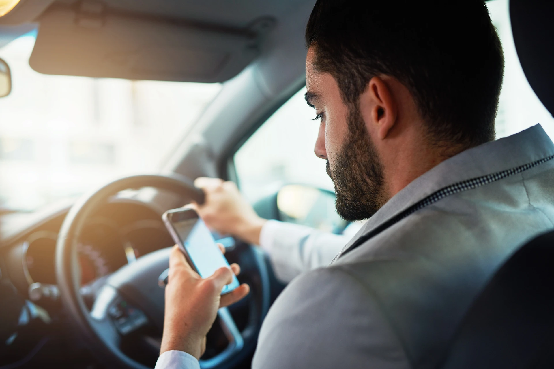 Codice della strada, ritiro della patente e maxi-multa per chi guida con il telefonino: come ti rovinano