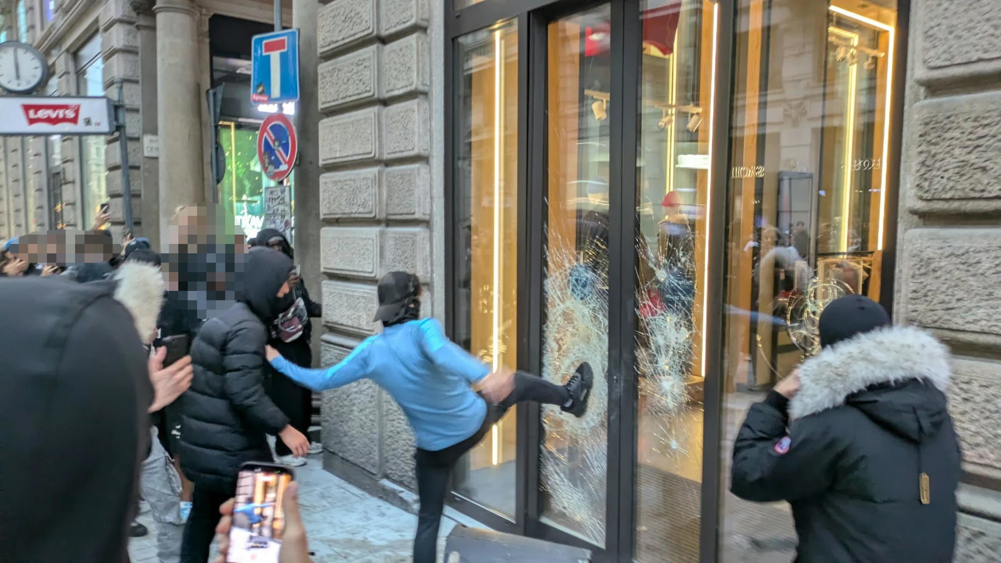 Devastazione a Milano, escalation di violenza tra Cairoli e il Castello: sassi e bottiglie contro la polizia
