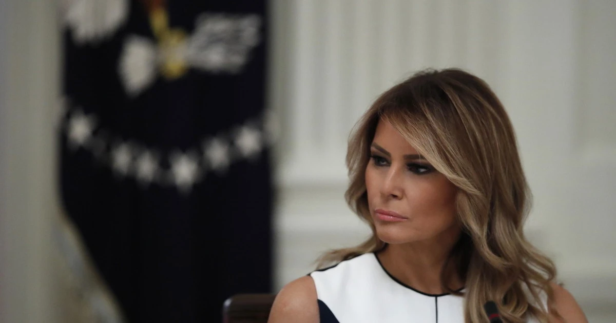 Melania Trump, sfregio alla first lady: nella sua città natale bruciata la statua a lei dedicata