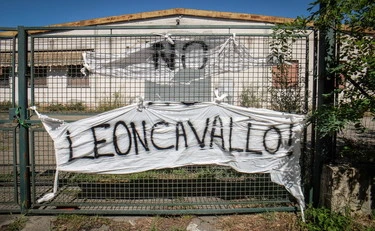 FdI smaschera la sinistra con questa foto: "Sempre dalla parte sbagliata"