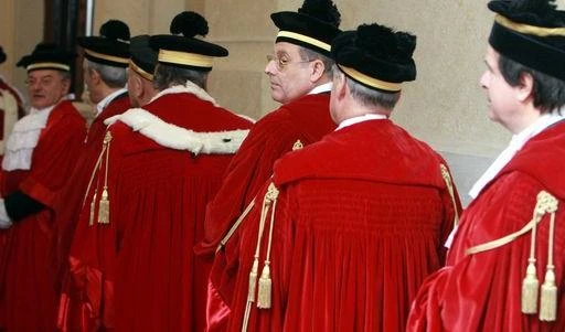 Giudici peggio di EquitaliaEcco perché molti italianiassolvono il Cavaliere