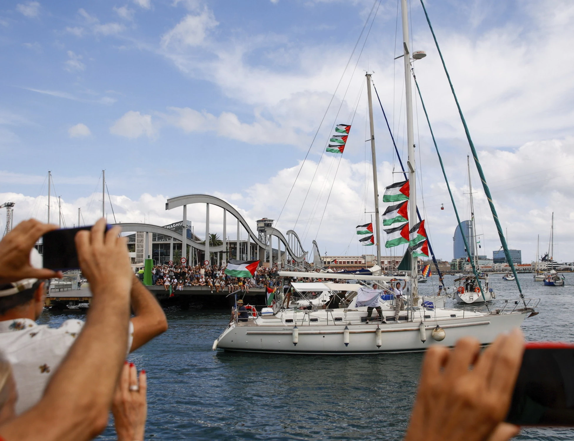 Flotilla, una barca di avvocati al seguito. E la partenza slitta ancora