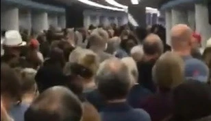 Stati Uniti, follia all'aeroporto: coronavirus, sette ore di fila e persone ammassate