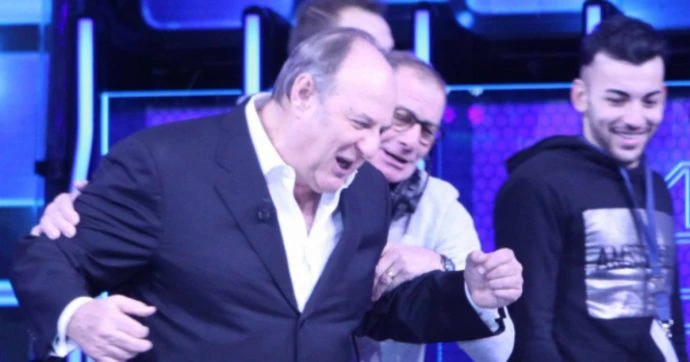 Caduta Libera, Gerry Scotti e il raptus giustizialista: "Ma perché? Fate vedere le manette". Ovazione