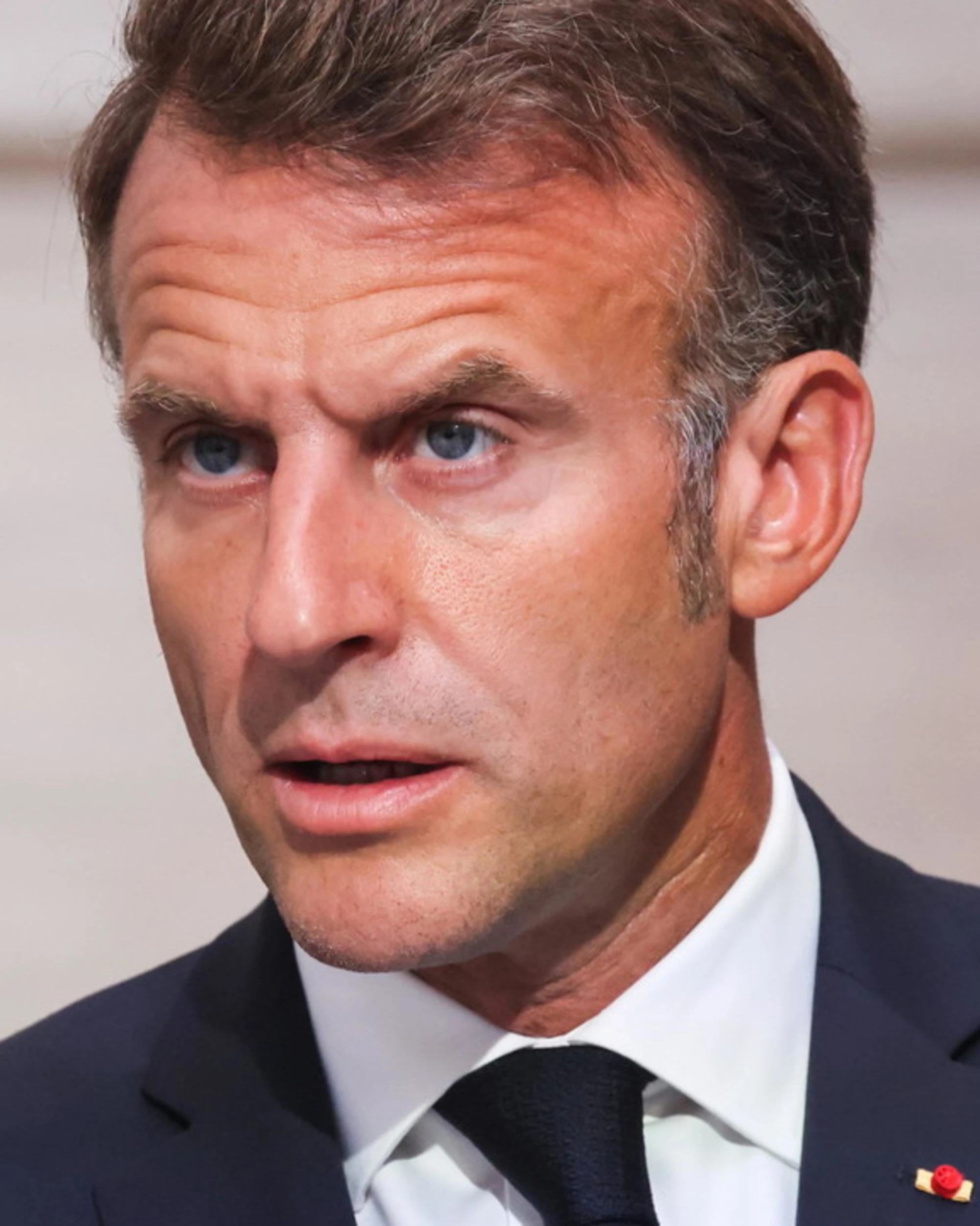 Emmanuel Macron è alla canna del gas (di Mosca)