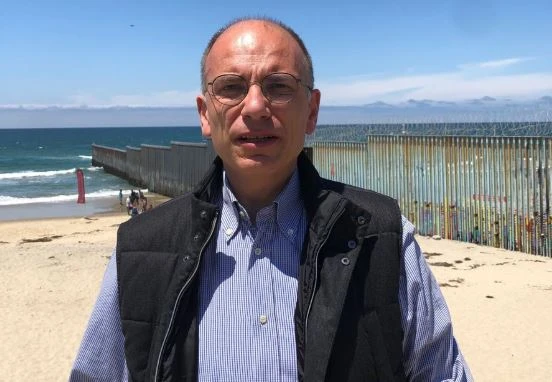 Enrico Letta oltre la decenza: "Salvini, guarda questo muro". Tragica figuraccia mondiale: come lo umiliano