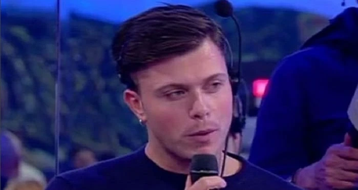 Amici, clamoroso bacio gay del fonico Simone: mai visto in studio. E poi con Alessandra Celentano...