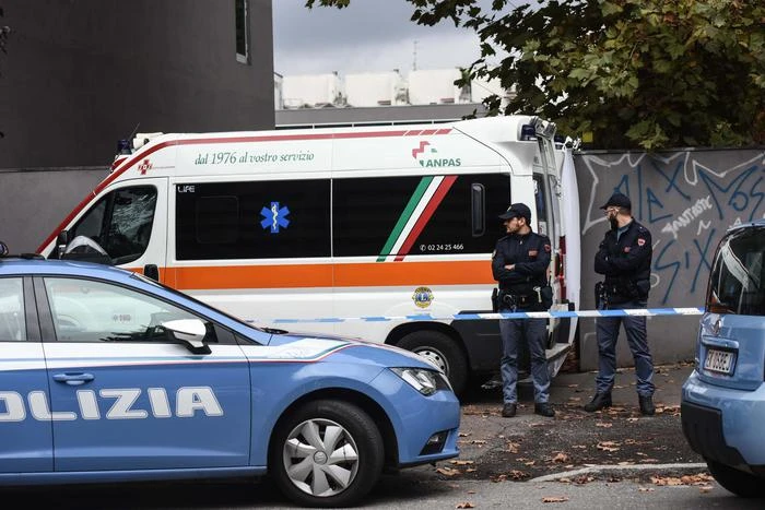 La polizia davanti all'ambasciata