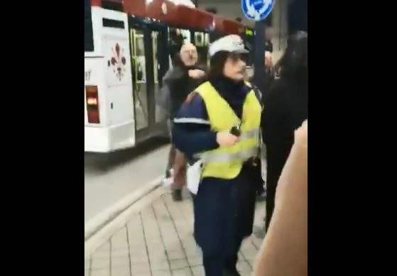 Matteo Salvini a Firenze, gli anti-leghisti aggrediscono sindaco e assessora: &quot;Schifosi fascisti di m***&quot;