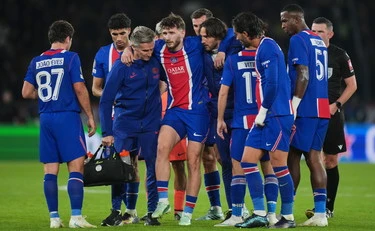 Psg, Kvaratskhelia fuori per mesi: si è rotto il legamento crociato
