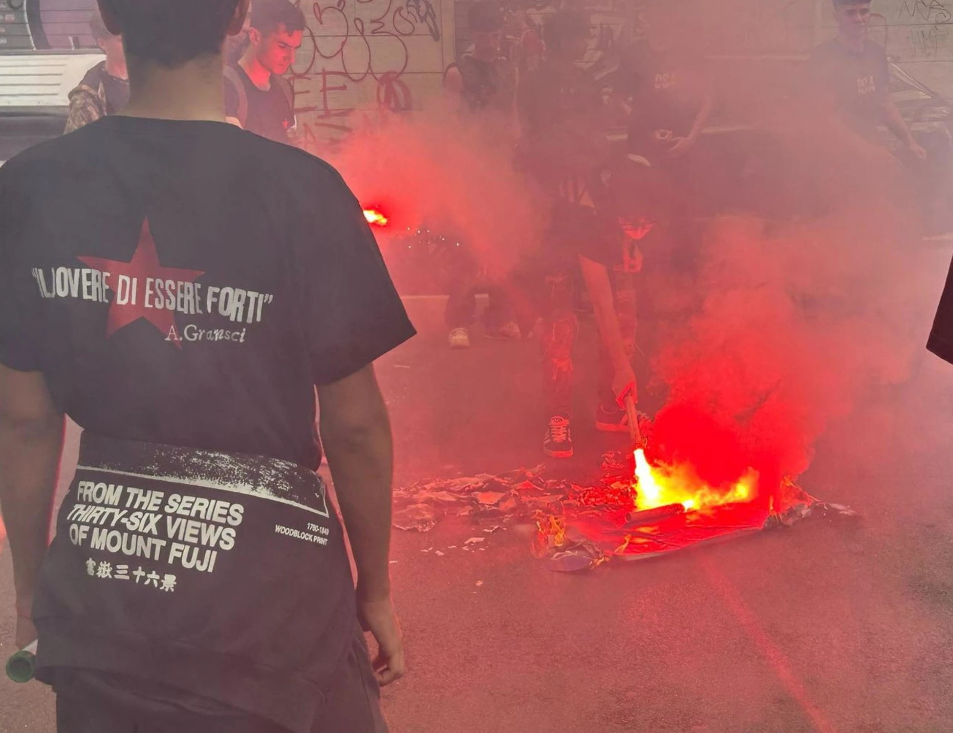 L'irresponsabilità di chi manifesta contro la libertà di espressione