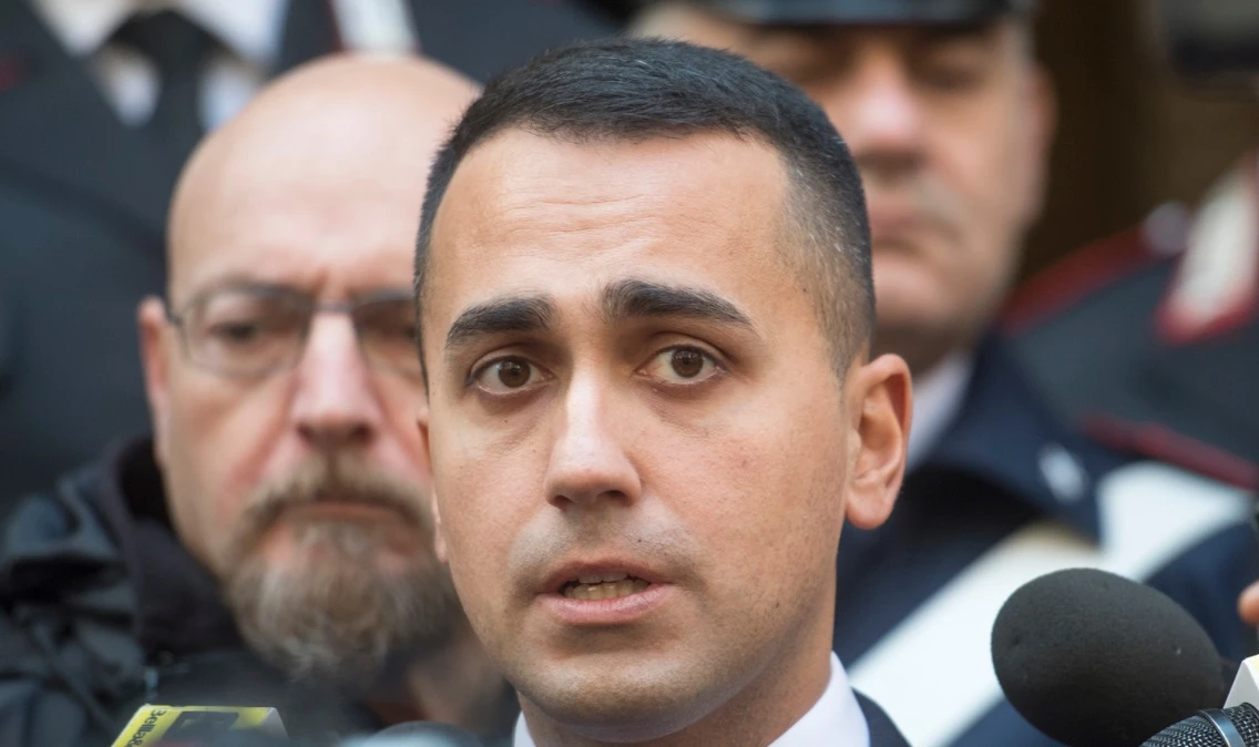 Luigi Di Maio, paura nella notte sotto casa sua a Pomigliano: operai minacciano di darsi fuoco