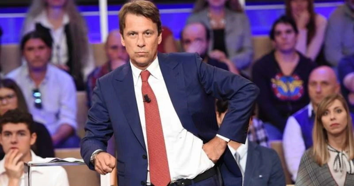 Nicola Porro, attacco ai colleghi: "Terapie intensive al collasso e i giornali pensano alle canzoncine"