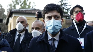 Coronavirus, Roberto Speranza mette le mani avanti: "Restrizioni per altri mesi, ho già firmato"