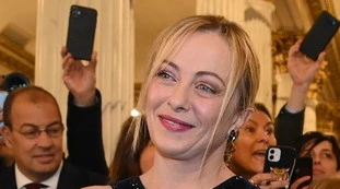 Prima della Scala, il look da urlo di Giorgia Meloni: mai vista così