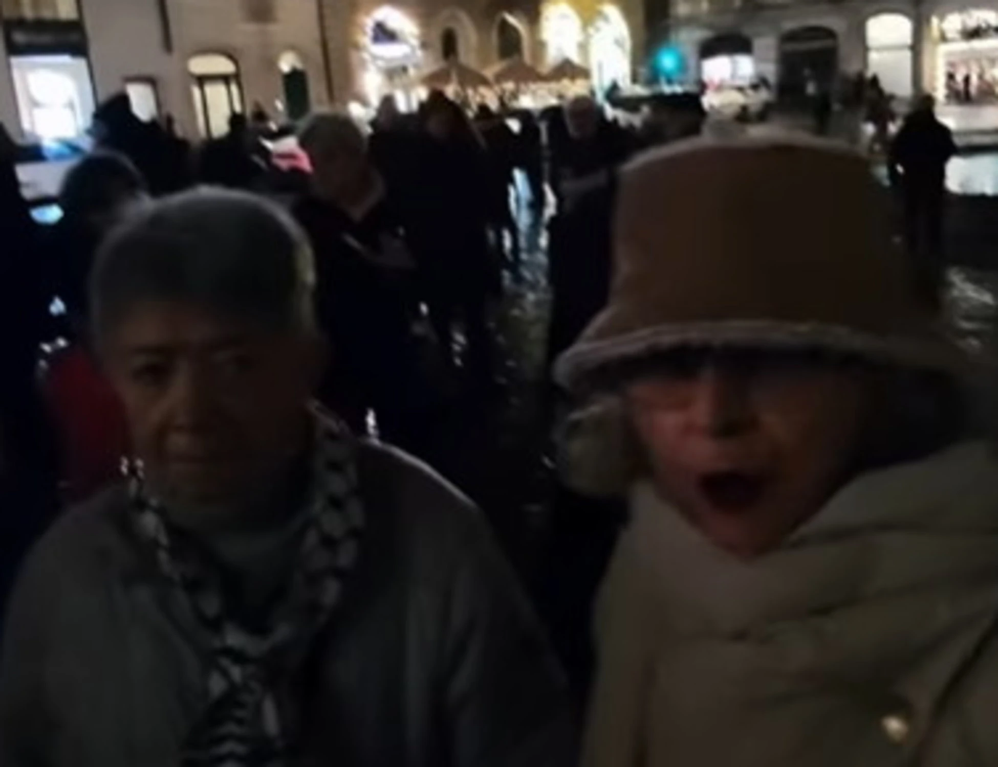 Maurizio Landini, che imbarazzo: "Le vede quelle bandiere rosse?"