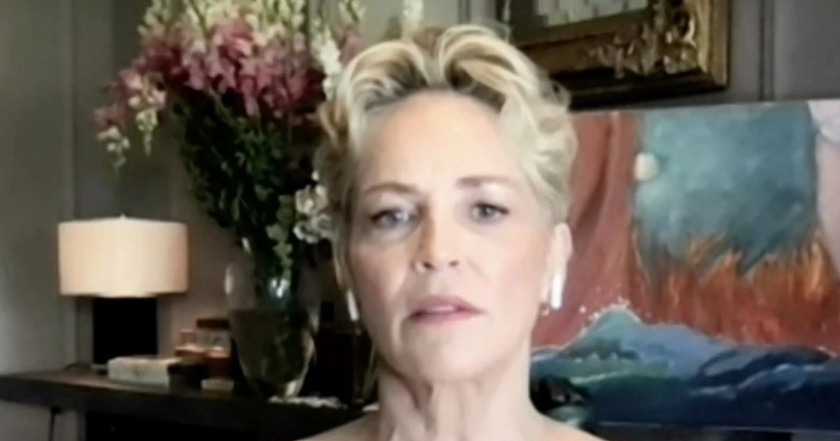 Che tempo che fa, Sharon Stone si presenta così da Fabio Fazio: scollatura vertiginosa, com'è a 63 anni 