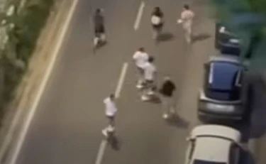 Firenze, due bande di immigrati si sfidano in strada: volano mazze da baseball