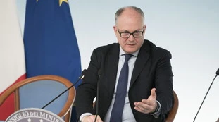 Coronavirus, il ministro Gualtieri: "Chiederemo all'Europa 20 miliardi in più". E Gentiloni risponde