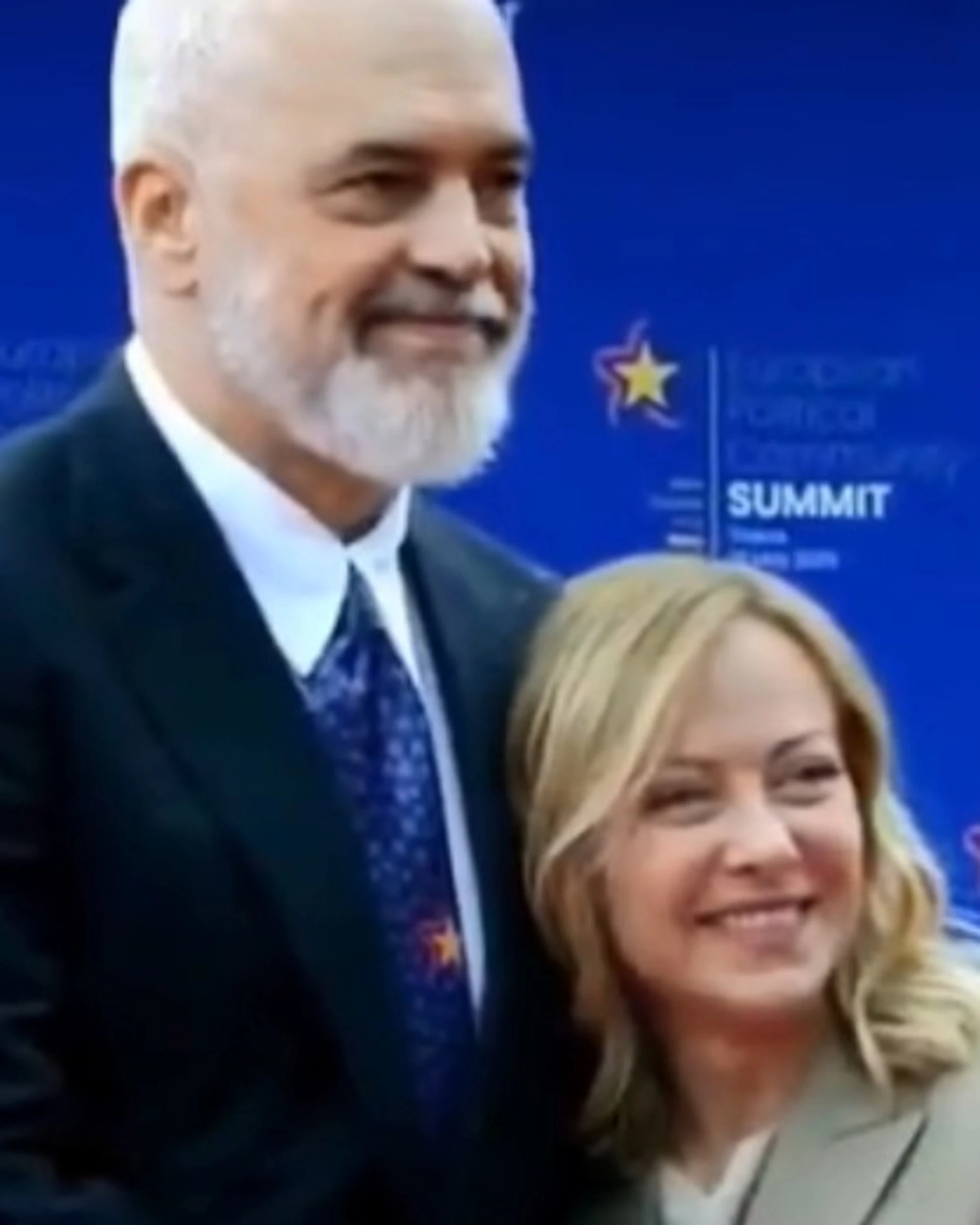 Meloni in Albania, Edi Rama si inginocchia