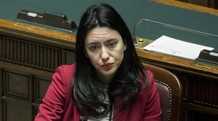 Lucia Azzolina, Pd e renziani insistono sul rimpasto: pressioni su Conte, il M5s passa all'insulto