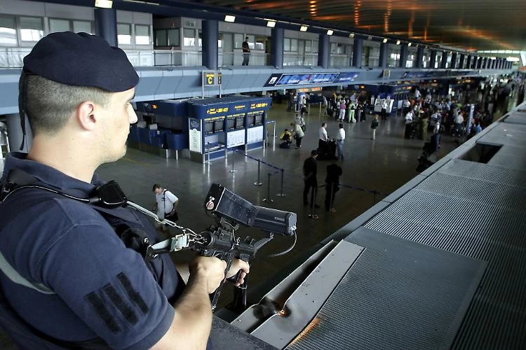 Terrorismo, nuove regole nei cielicosa cambia per chi va in aereo