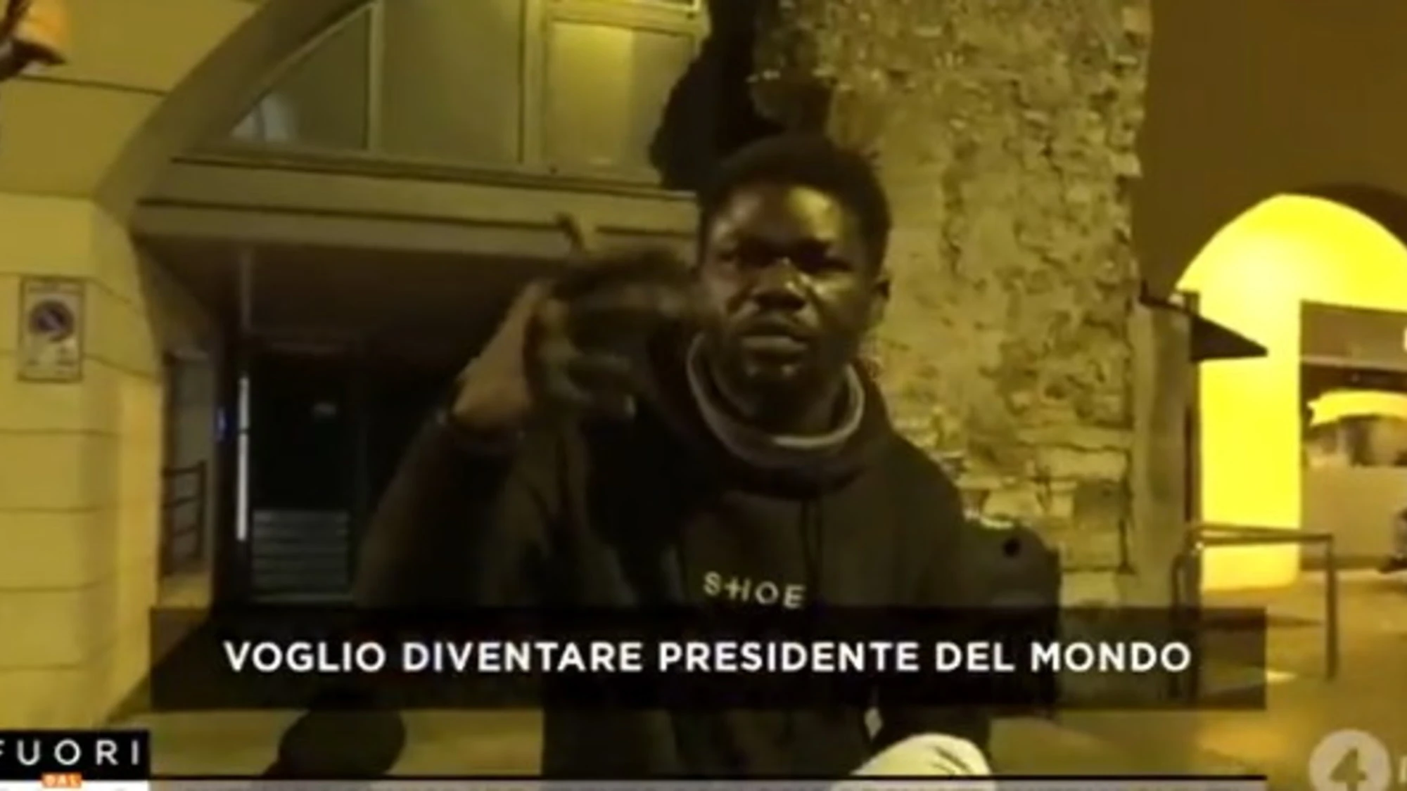 Fuori dal Coro, il delirio dell'immigrato: "Voglio diventare il presidente del mondo. Lo spacciatore deve spacciare"