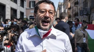 Como, gli offre un panino e il nigeriano la stupra: doveva essere espulso. Matteo Salvini: "Al governo persone pericolose, come Luciana Lamorgese"