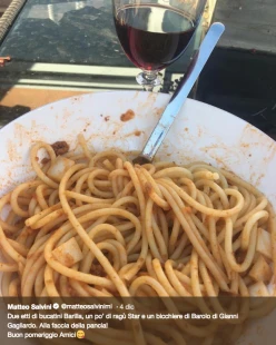 Matteo Salvini, l'ultimo attacco di chef Rubio sugli spaghetti al ragù: "T'hanno cac*** nel piatto"